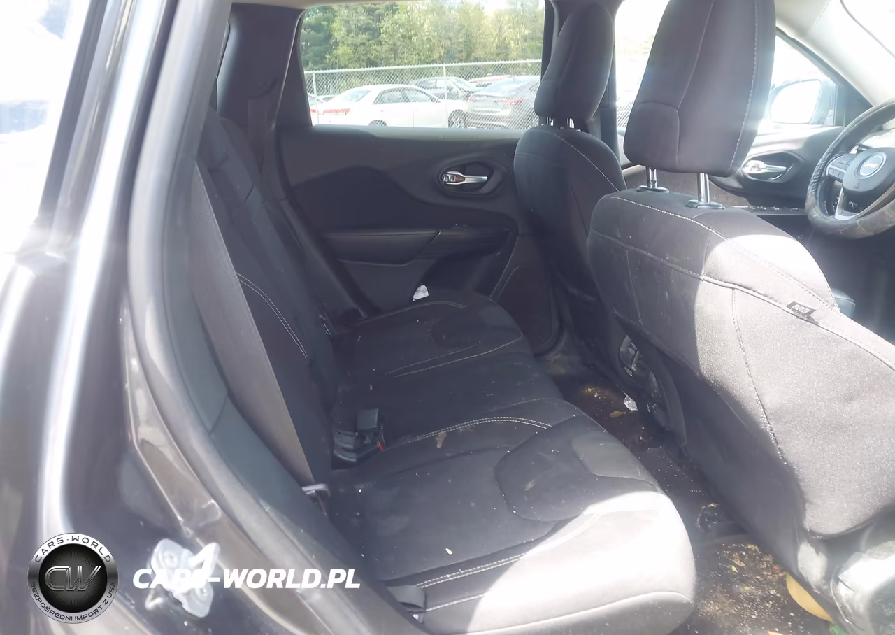 2015 Jeep Cherokee Latitude VIN:1C4PJMCS0FW513898 - 8