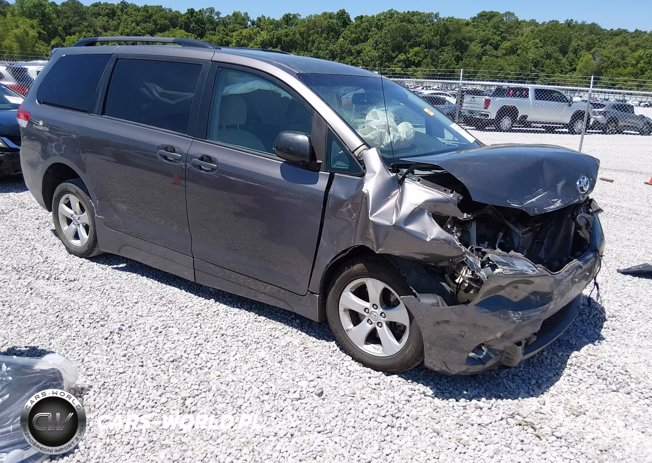 2014 Toyota Sienna Le V6 8 Passenger