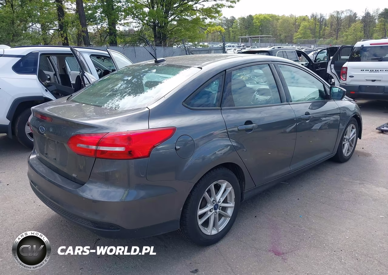 2016 Ford Focus Se VIN:1FADP3F22GL240494 - 4