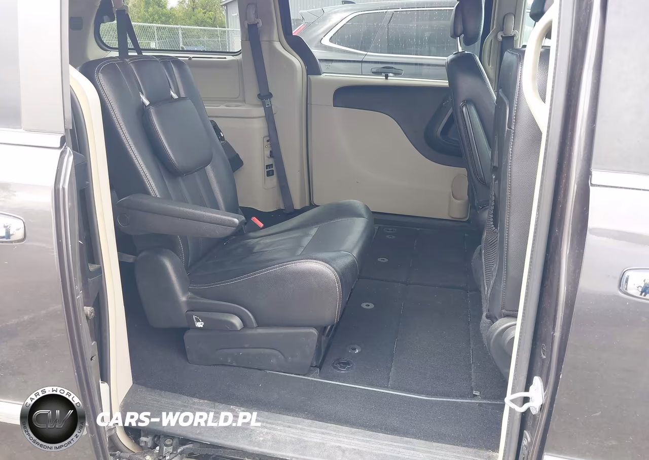 2015 Chrysler Town & Country Touring VIN:2C4RC1BGXFR539092 - 8