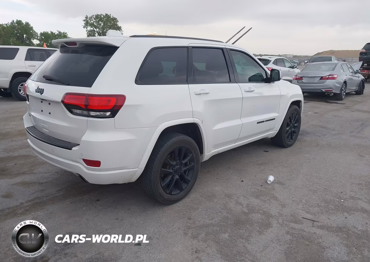 2017 Jeep Grand Cherokee Altitude 4X4 VIN:1C4RJFAG5HC720245 - 4