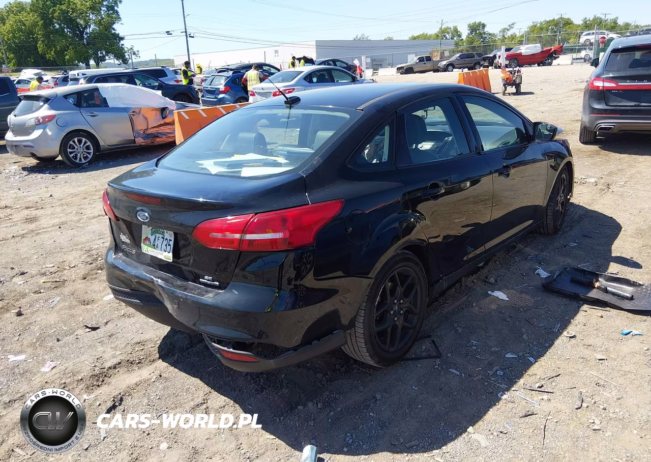 2016 Ford Focus Se VIN:1FADP3F25GL222068 - 4