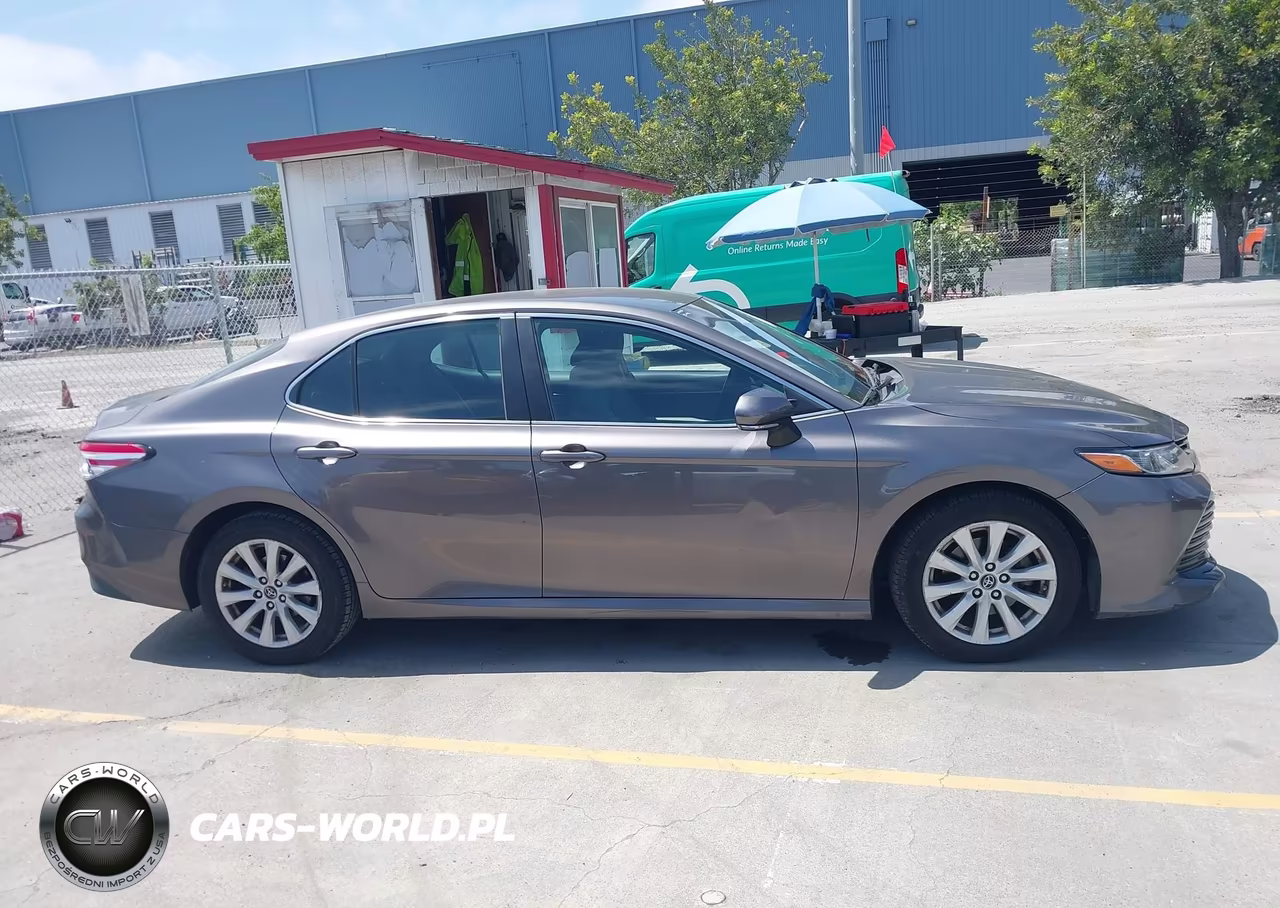 2018 Toyota Camry Le VIN:4T1B11HK6JU114897 - 13
