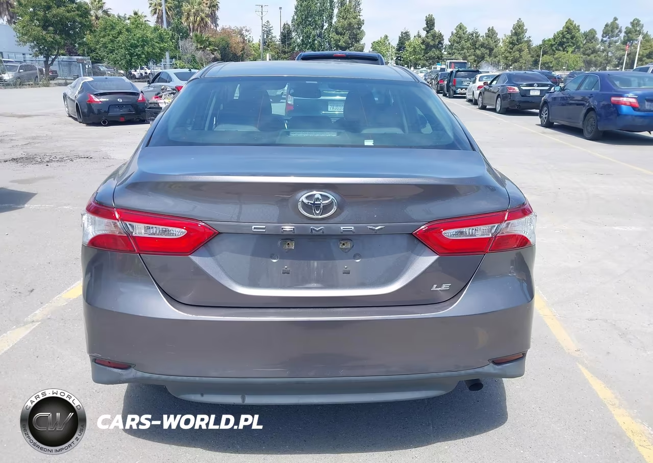 2018 Toyota Camry Le VIN:4T1B11HK6JU114897 - 16