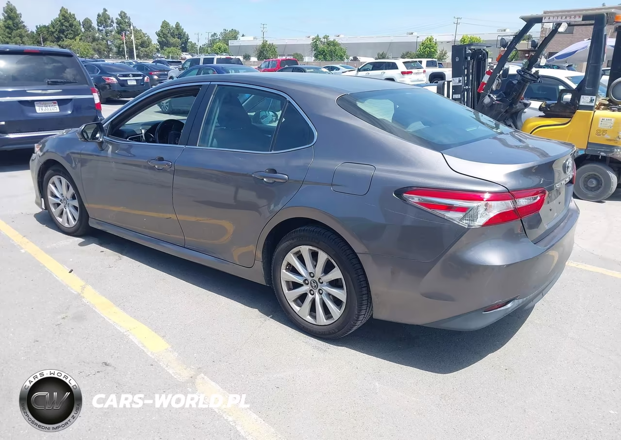 2018 Toyota Camry Le VIN:4T1B11HK6JU114897 - 3