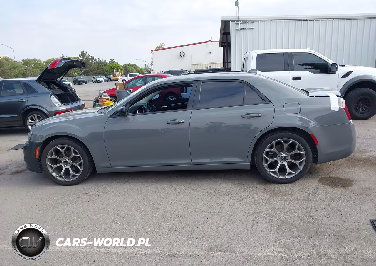 2018 Chrysler 300 Touring VIN:2C3CCAAG8JH302062 - 14