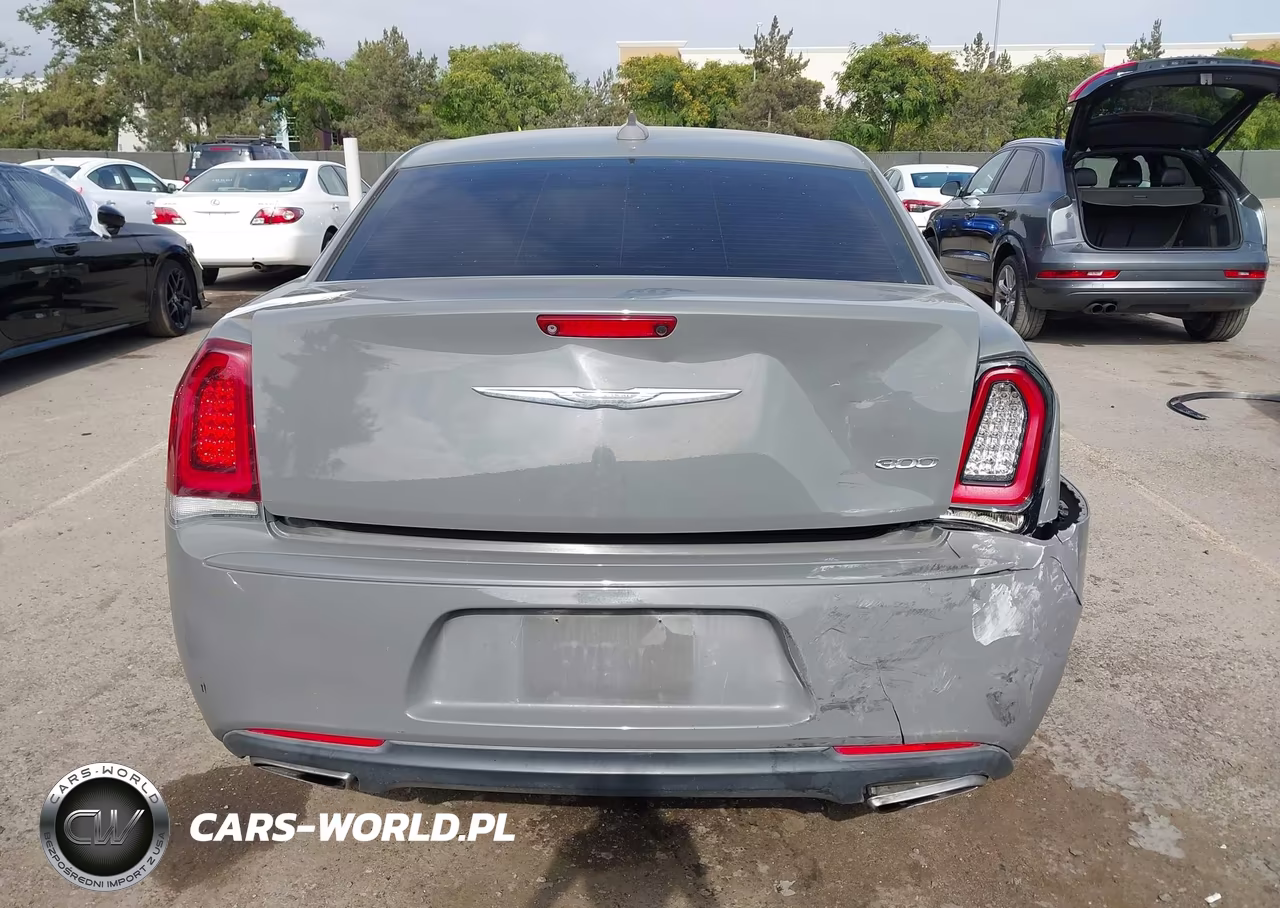 2018 Chrysler 300 Touring VIN:2C3CCAAG8JH302062 - 16