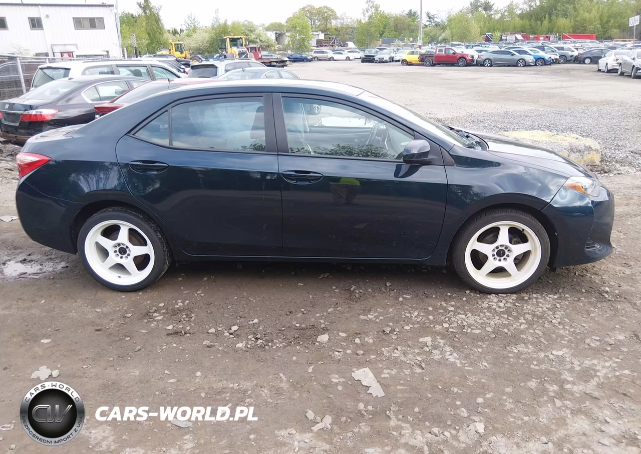 2018 Toyota Corolla Le VIN:2T1BURHE7JC975555 - 13