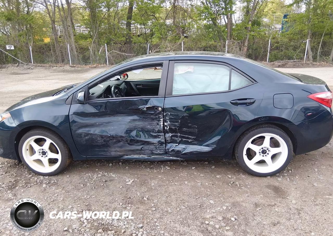 2018 Toyota Corolla Le VIN:2T1BURHE7JC975555 - 14