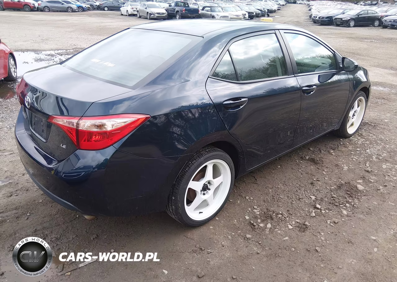 2018 Toyota Corolla Le VIN:2T1BURHE7JC975555 - 4