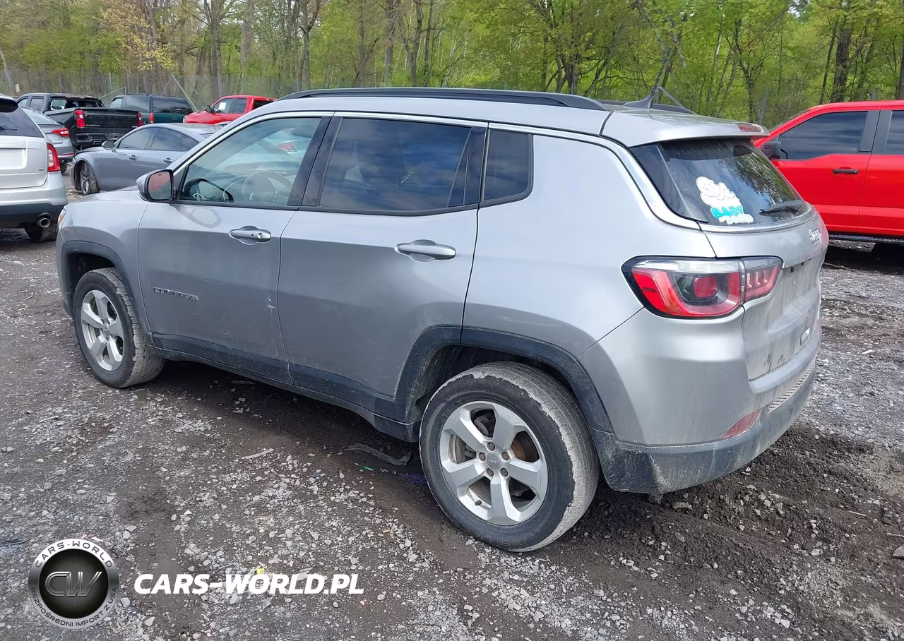 2019 Jeep Compass Latitude 4X4 VIN:3C4NJDBB2KT670308 - 3