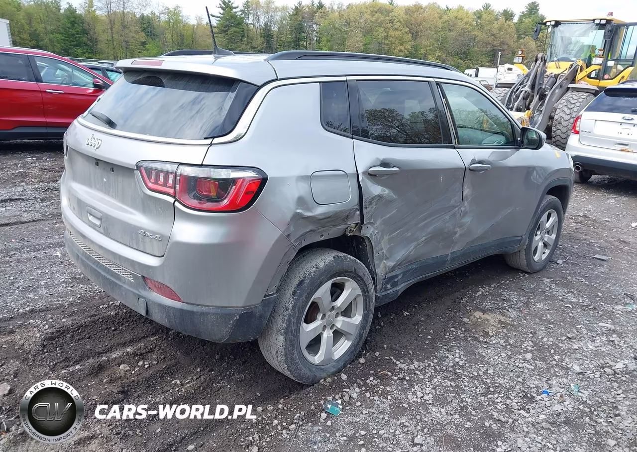 2019 Jeep Compass Latitude 4X4 VIN:3C4NJDBB2KT670308 - 4