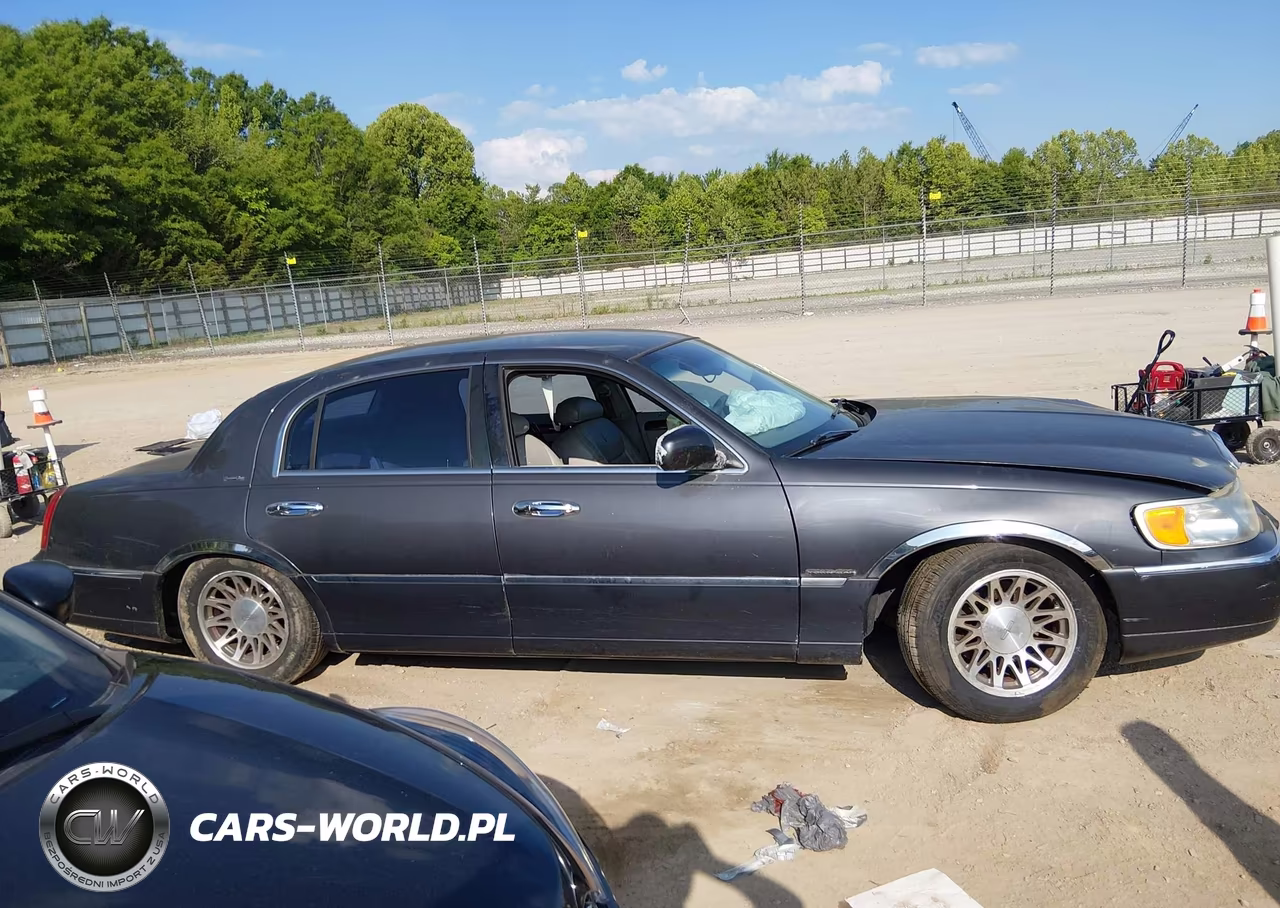 2000 Lincoln Town Car Signature VIN:1LNHM82WXYY864814 - 13