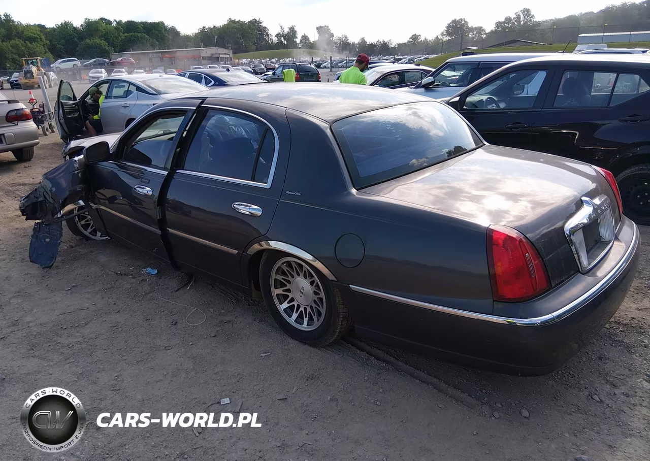 2000 Lincoln Town Car Signature VIN:1LNHM82WXYY864814 - 3