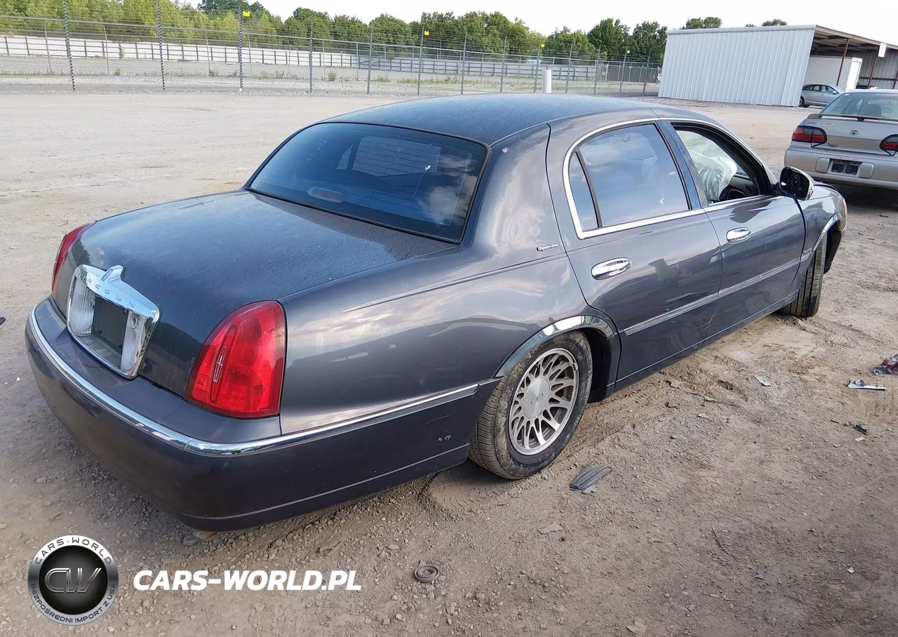 2000 Lincoln Town Car Signature VIN:1LNHM82WXYY864814 - 4