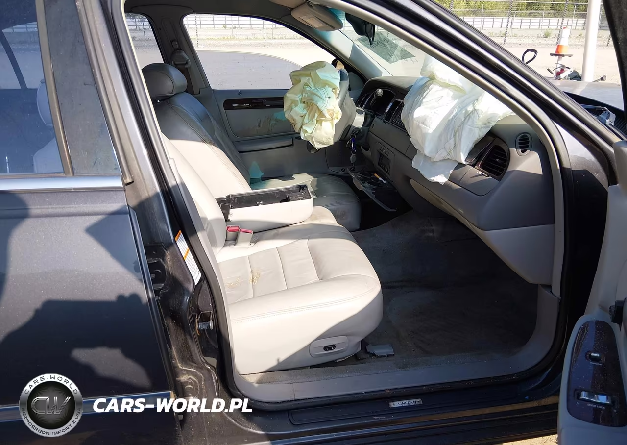 2000 Lincoln Town Car Signature VIN:1LNHM82WXYY864814 - 5