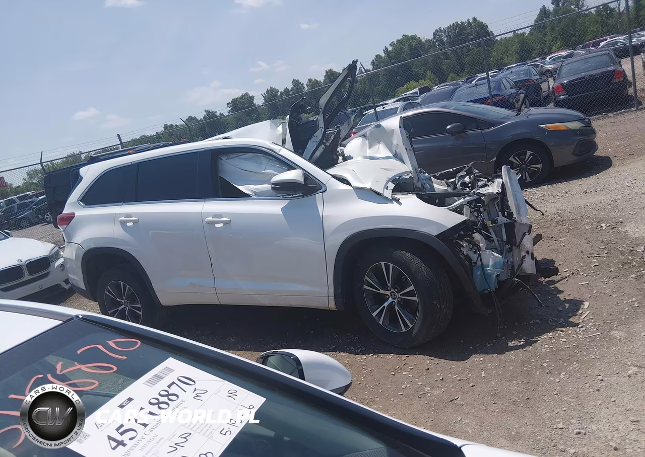 2018 Toyota Highlander Le VIN:5TDZARFH5JS035802 - 13