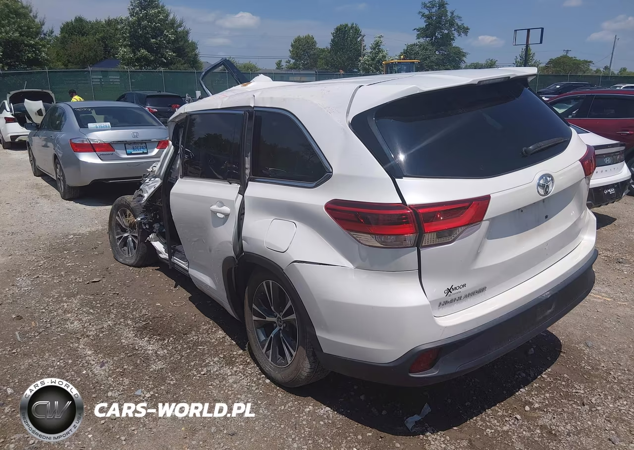 2018 Toyota Highlander Le VIN:5TDZARFH5JS035802 - 3