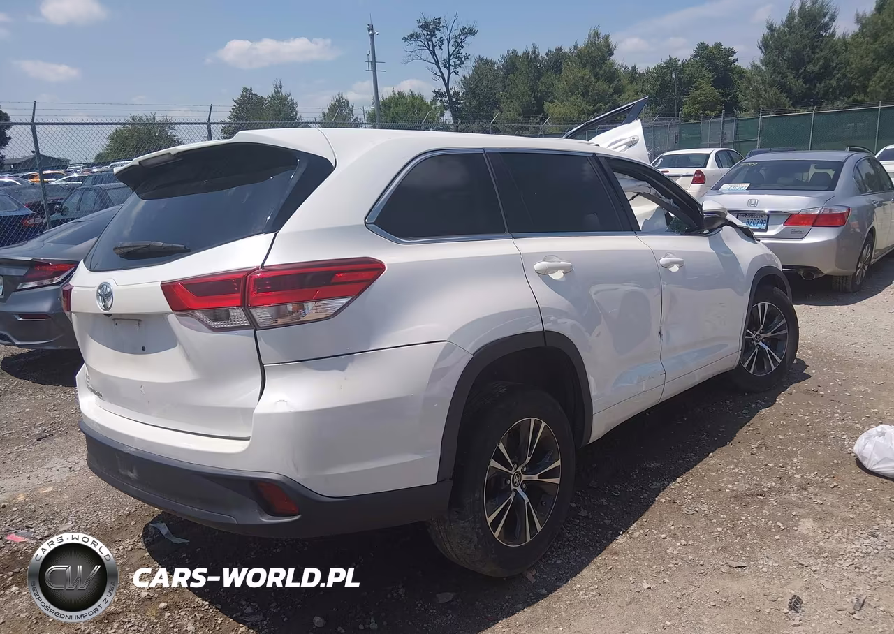 2018 Toyota Highlander Le VIN:5TDZARFH5JS035802 - 4