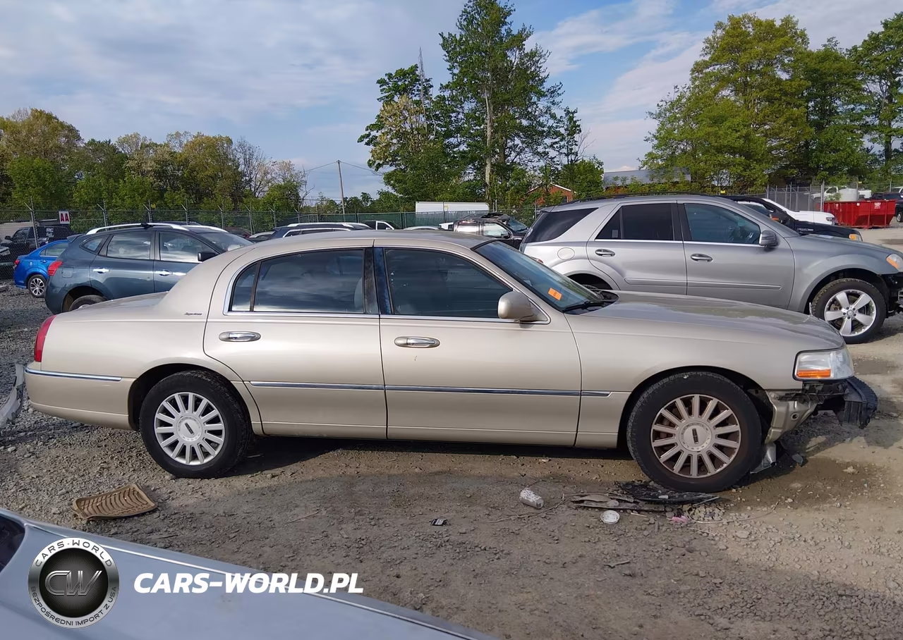 2005 Lincoln Town Car Signature VIN:1LNHM81W05Y608811 - 13