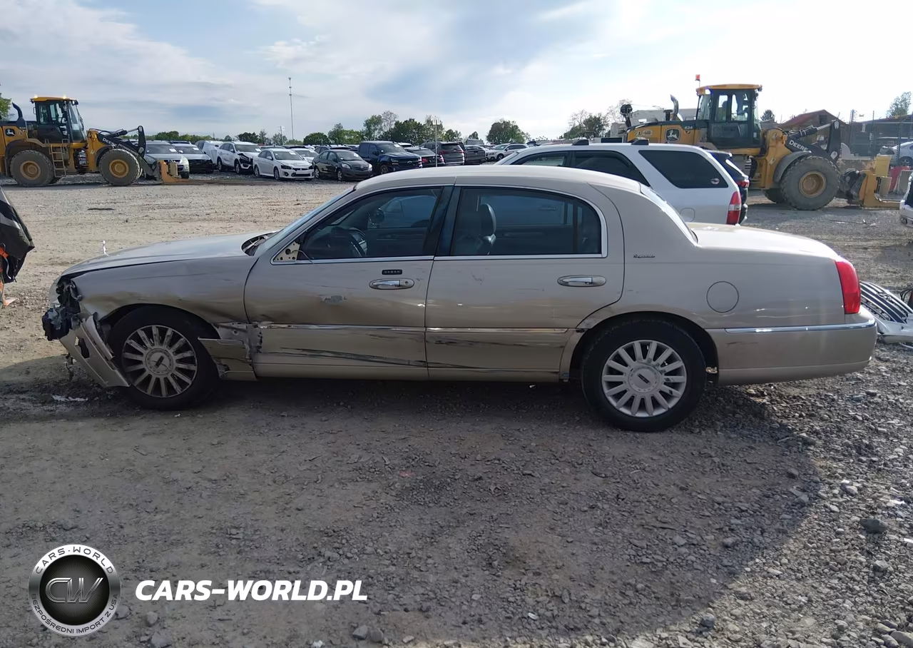 2005 Lincoln Town Car Signature VIN:1LNHM81W05Y608811 - 14