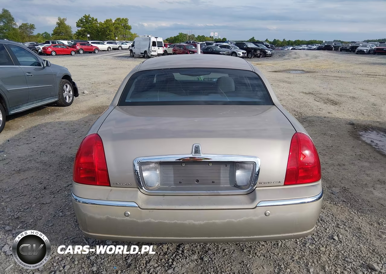 2005 Lincoln Town Car Signature VIN:1LNHM81W05Y608811 - 16