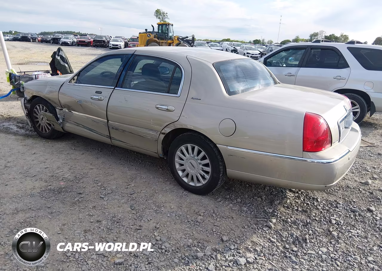 2005 Lincoln Town Car Signature VIN:1LNHM81W05Y608811 - 3
