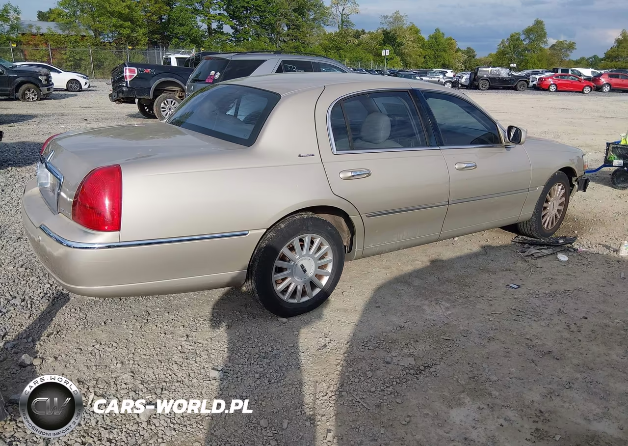 2005 Lincoln Town Car Signature VIN:1LNHM81W05Y608811 - 4