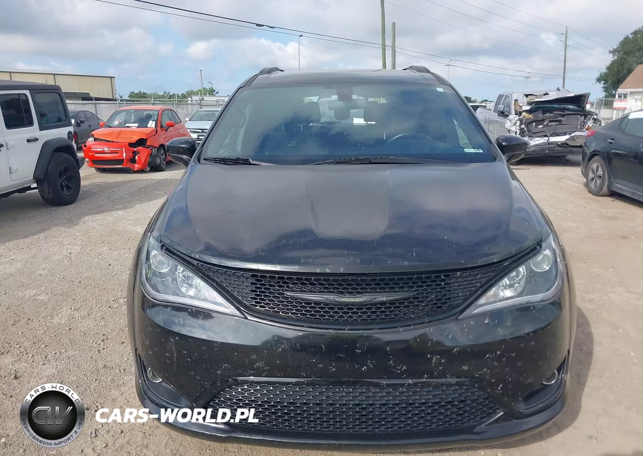 2018 Chrysler Pacifica Touring Plus VIN:2C4RC1FG3JR356717 - 12