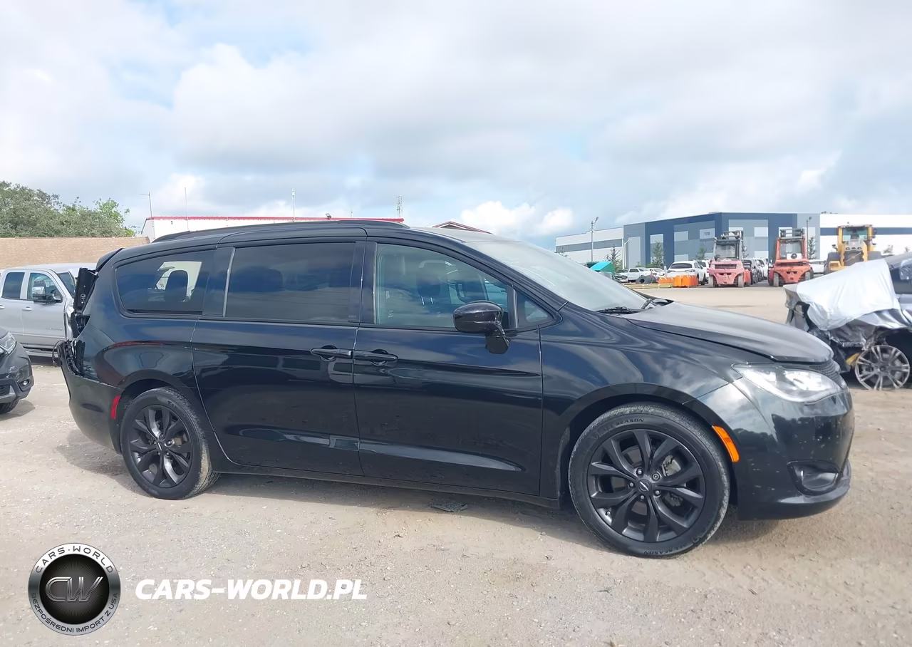 2018 Chrysler Pacifica Touring Plus VIN:2C4RC1FG3JR356717 - 13