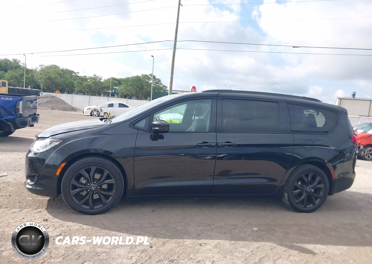 2018 Chrysler Pacifica Touring Plus VIN:2C4RC1FG3JR356717 - 14