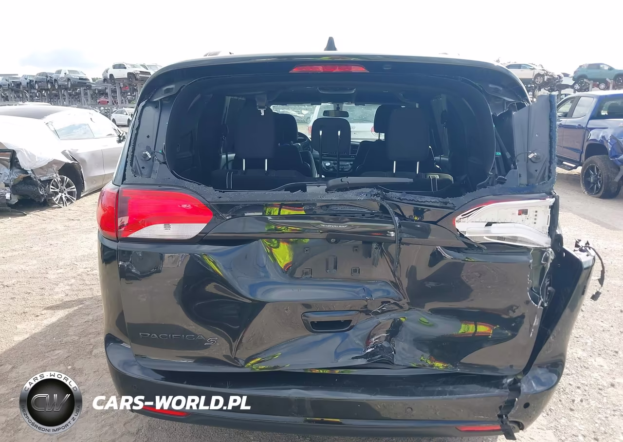 2018 Chrysler Pacifica Touring Plus VIN:2C4RC1FG3JR356717 - 16