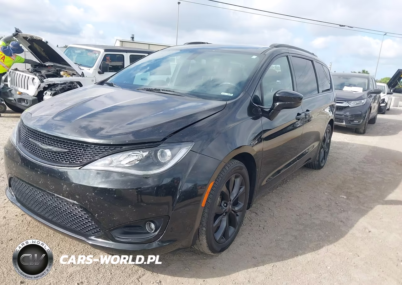 2018 Chrysler Pacifica Touring Plus VIN:2C4RC1FG3JR356717 - 2