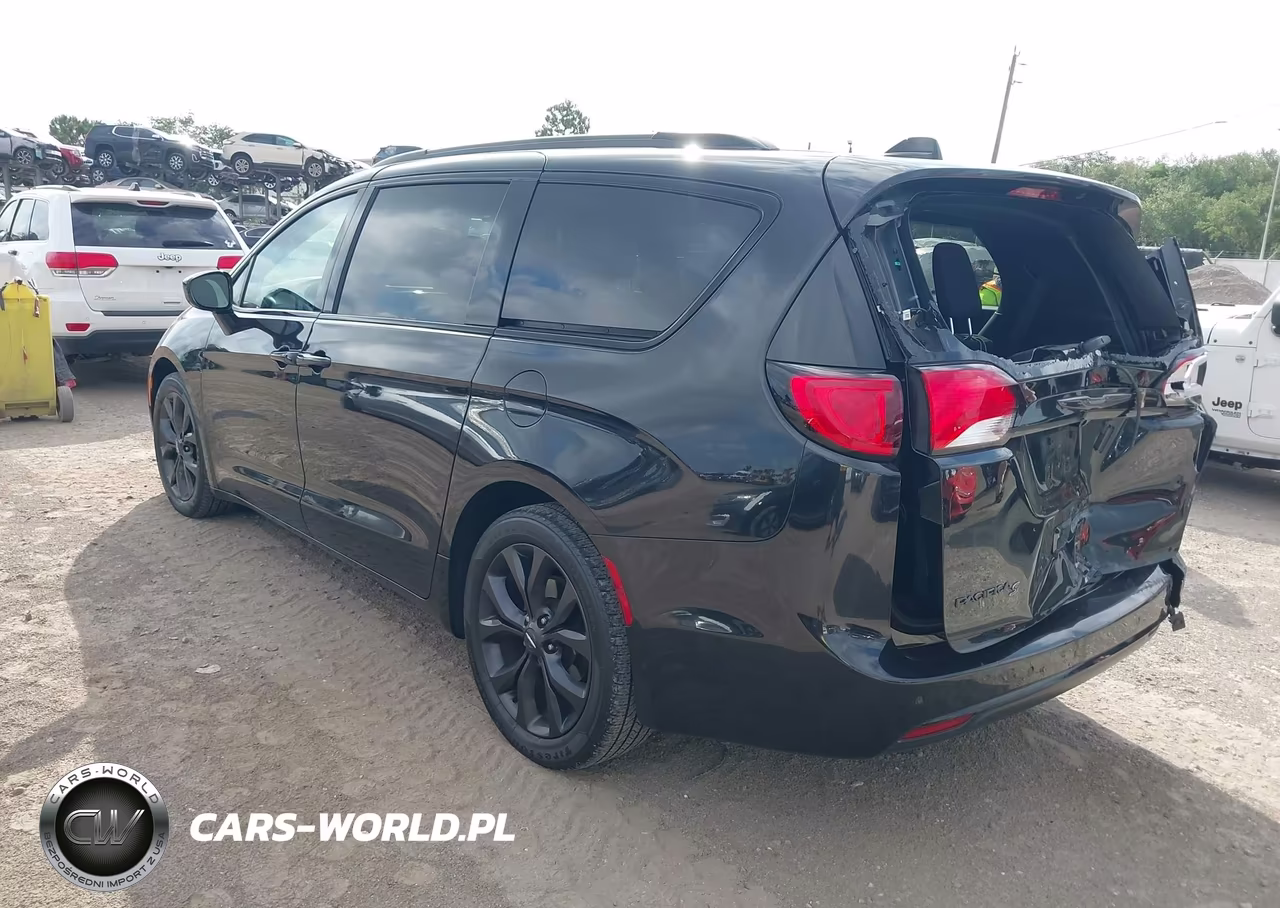 2018 Chrysler Pacifica Touring Plus VIN:2C4RC1FG3JR356717 - 3