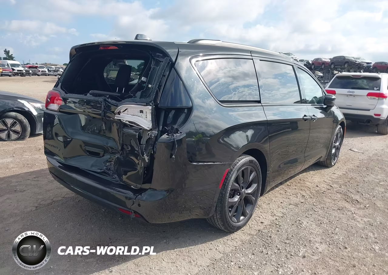 2018 Chrysler Pacifica Touring Plus VIN:2C4RC1FG3JR356717 - 4