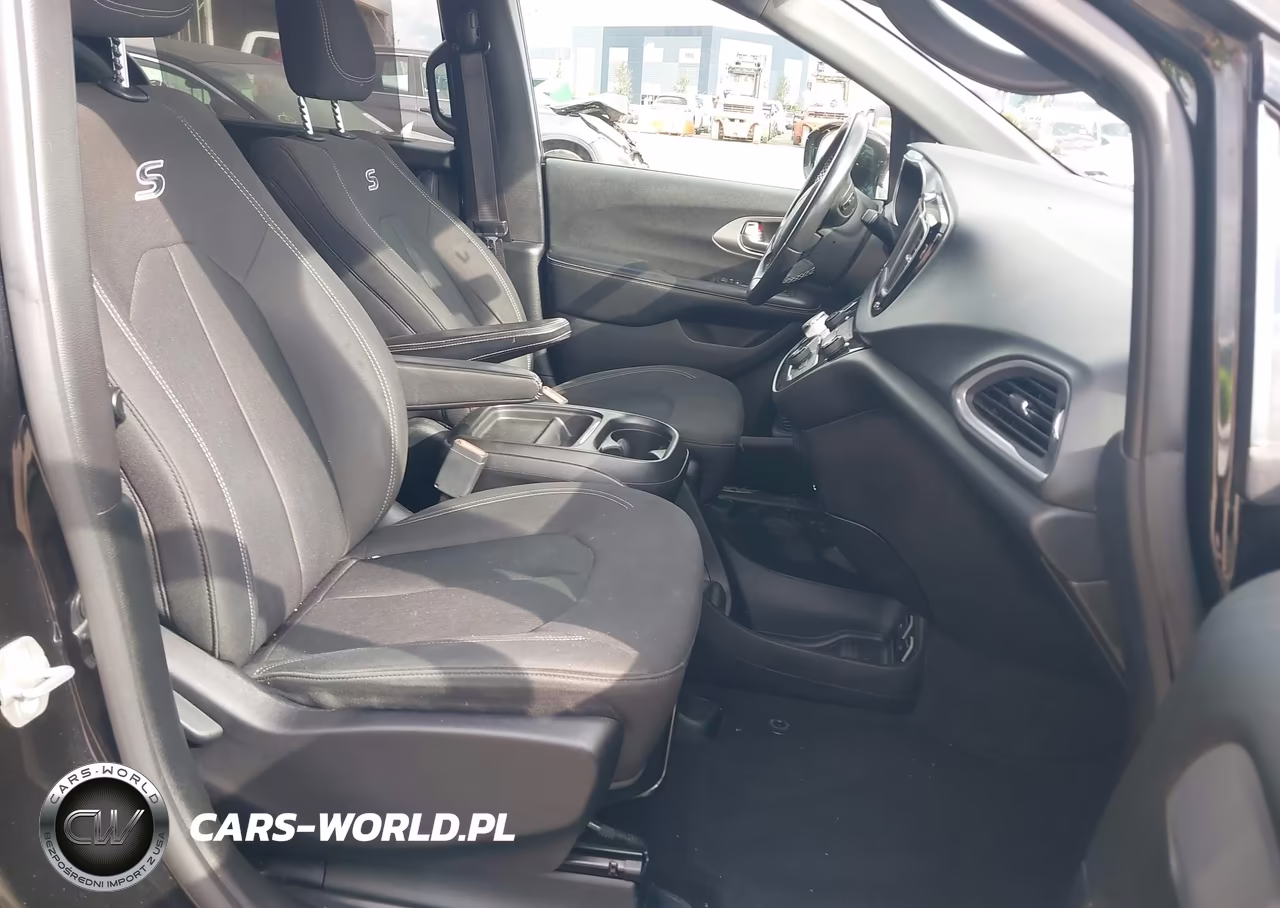 2018 Chrysler Pacifica Touring Plus VIN:2C4RC1FG3JR356717 - 5