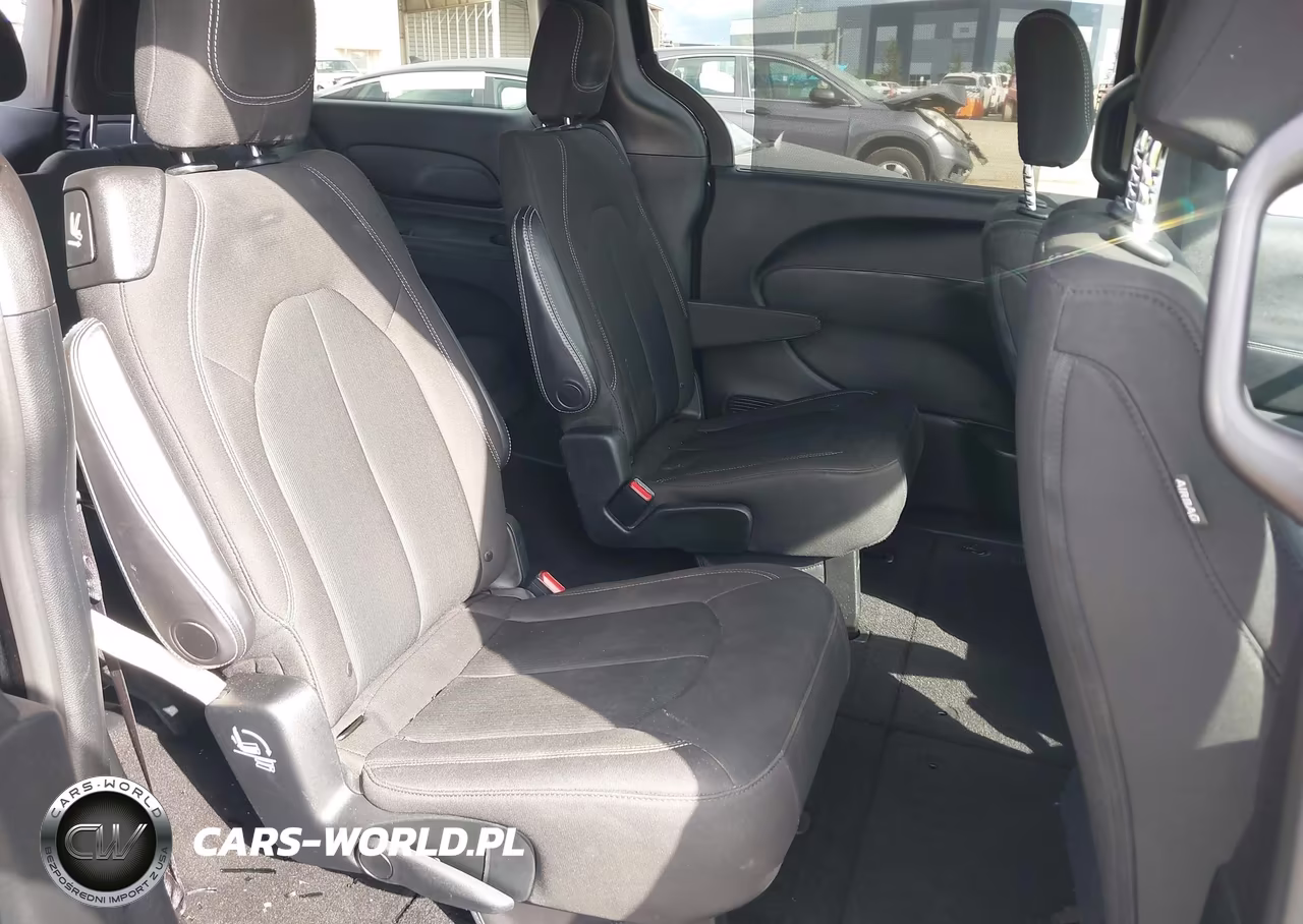 2018 Chrysler Pacifica Touring Plus VIN:2C4RC1FG3JR356717 - 8