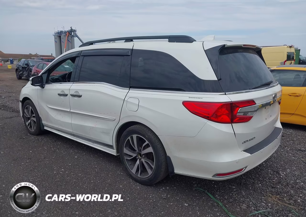2018 Honda Odyssey Elite VIN:5FNRL6H95JB037472 - 3