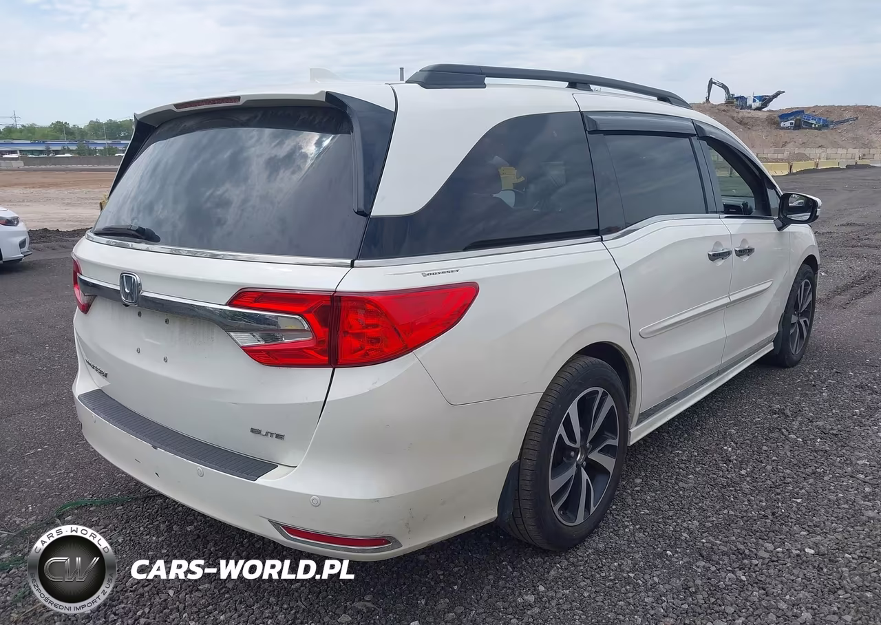 2018 Honda Odyssey Elite VIN:5FNRL6H95JB037472 - 4