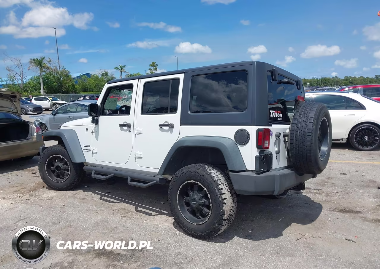 2013 Jeep Wrangler Unlimited Sport VIN:1C4HJWDG8DL672838 - 3