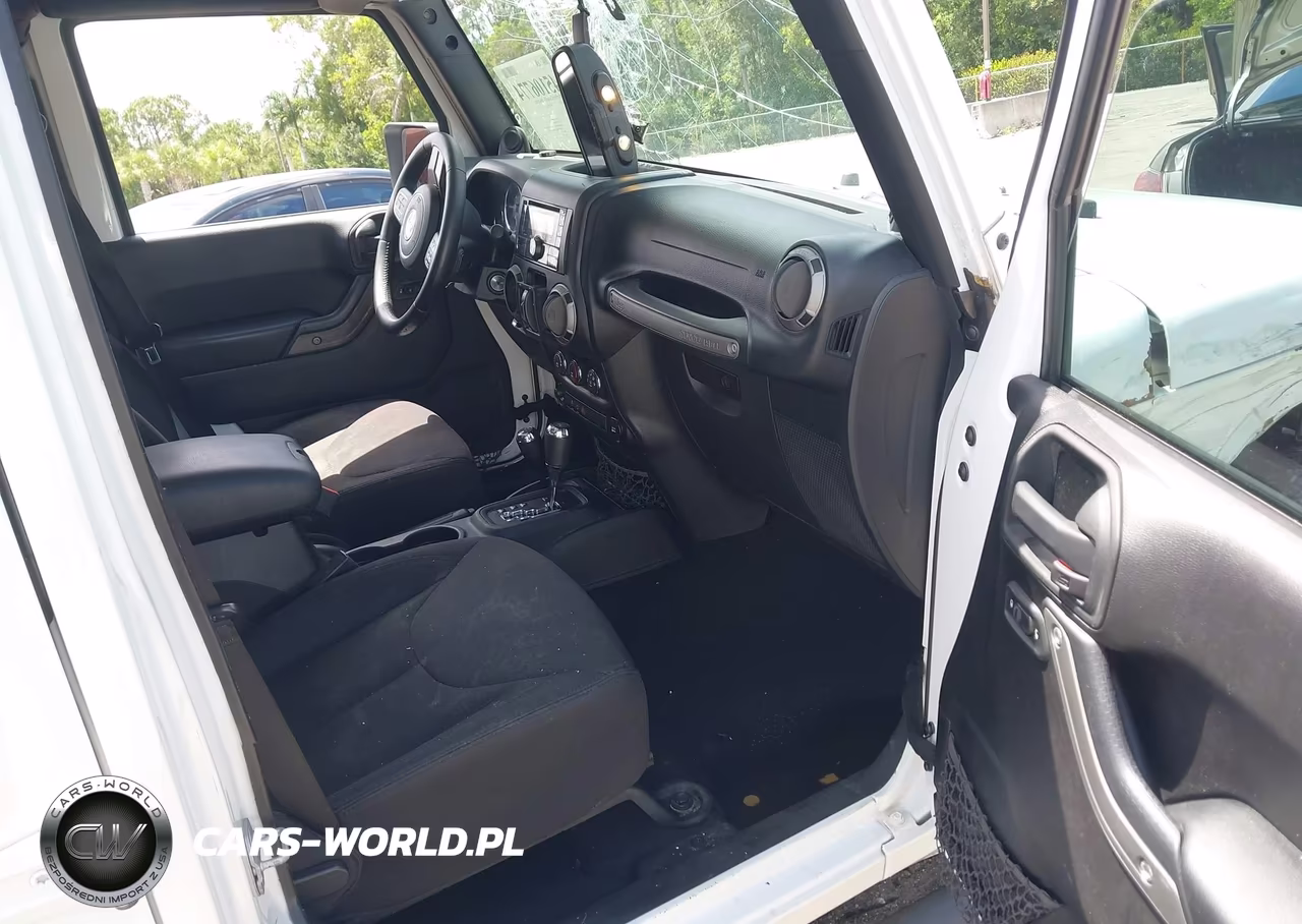 2013 Jeep Wrangler Unlimited Sport VIN:1C4HJWDG8DL672838 - 5