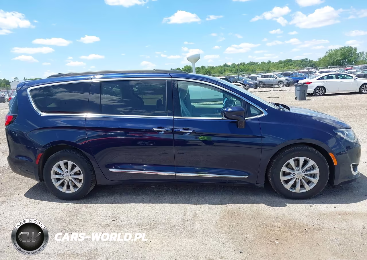 2017 Chrysler Pacifica Touring-L VIN:2C4RC1BG2HR538330 - 13