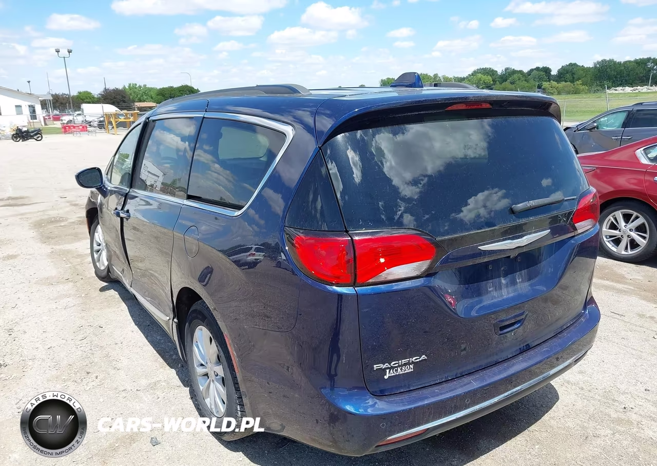 2017 Chrysler Pacifica Touring-L VIN:2C4RC1BG2HR538330 - 3