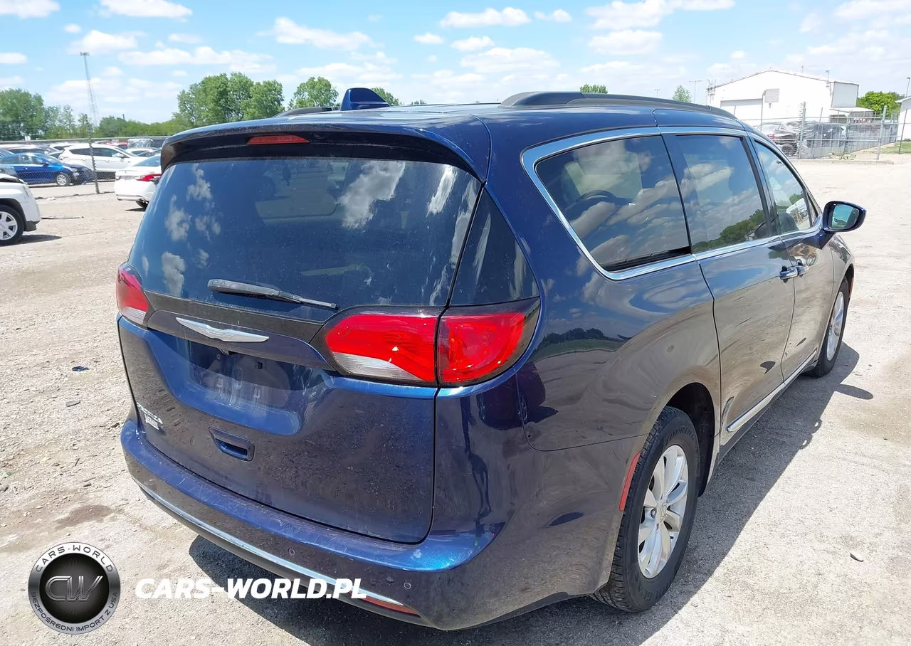 2017 Chrysler Pacifica Touring-L VIN:2C4RC1BG2HR538330 - 4