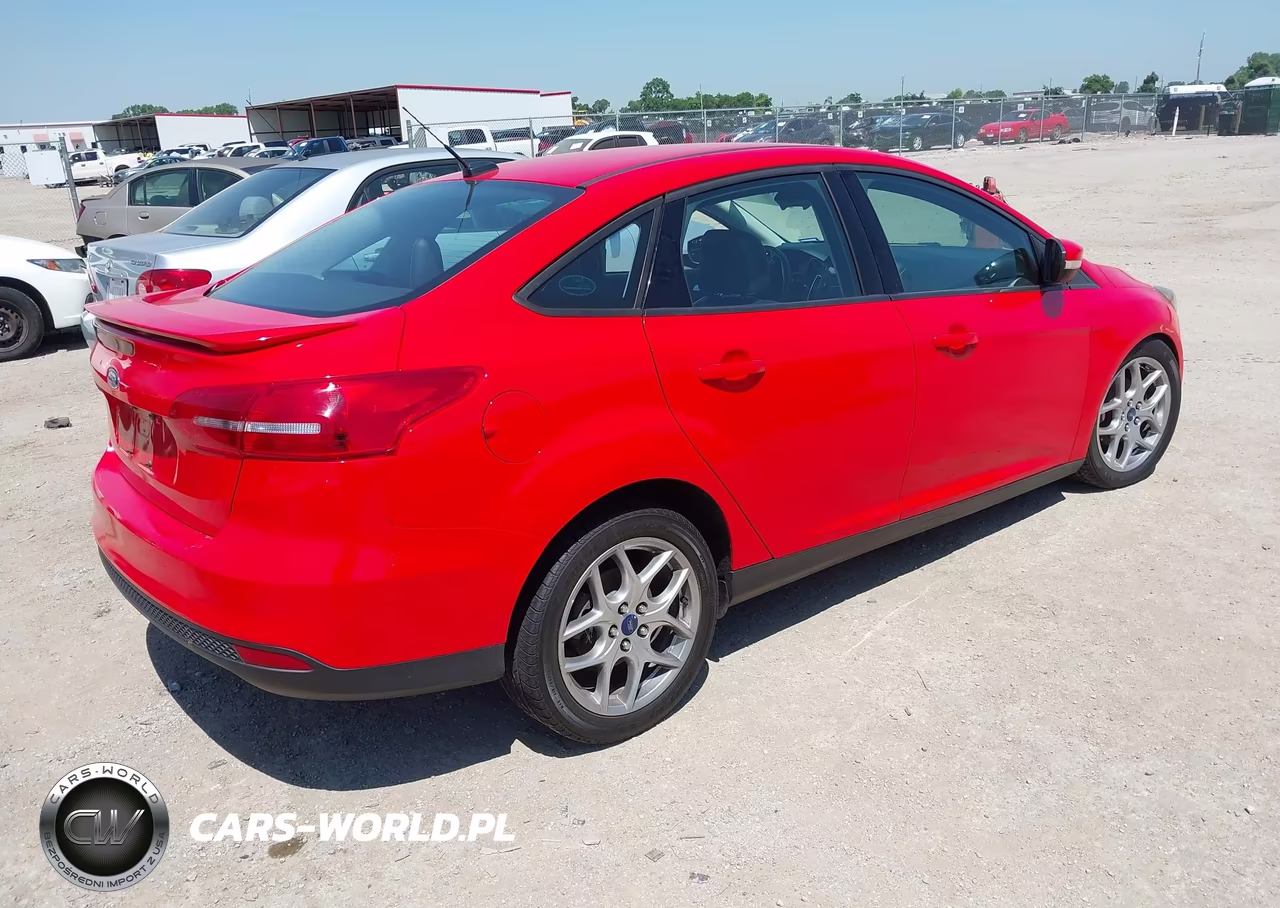 2015 Ford Focus Se VIN:1FADP3F23FL283238 - 4