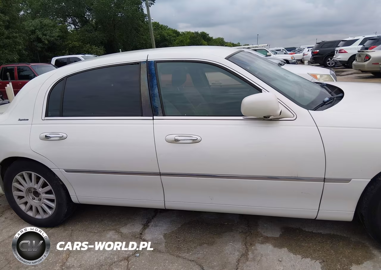 2003 Lincoln Town Car Signature VIN:1LNHM82W03Y682743 - 15