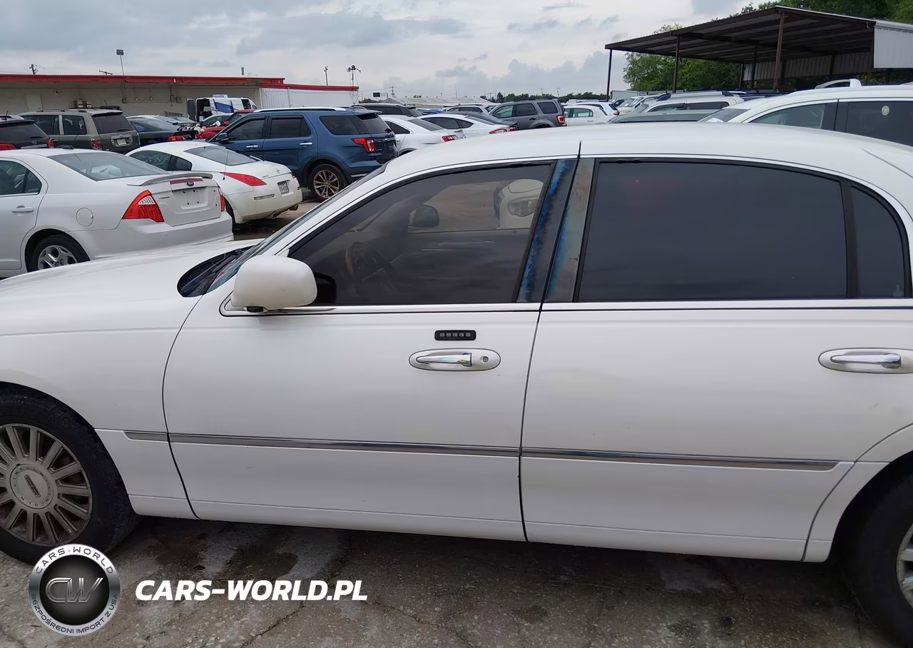 2003 Lincoln Town Car Signature VIN:1LNHM82W03Y682743 - 16