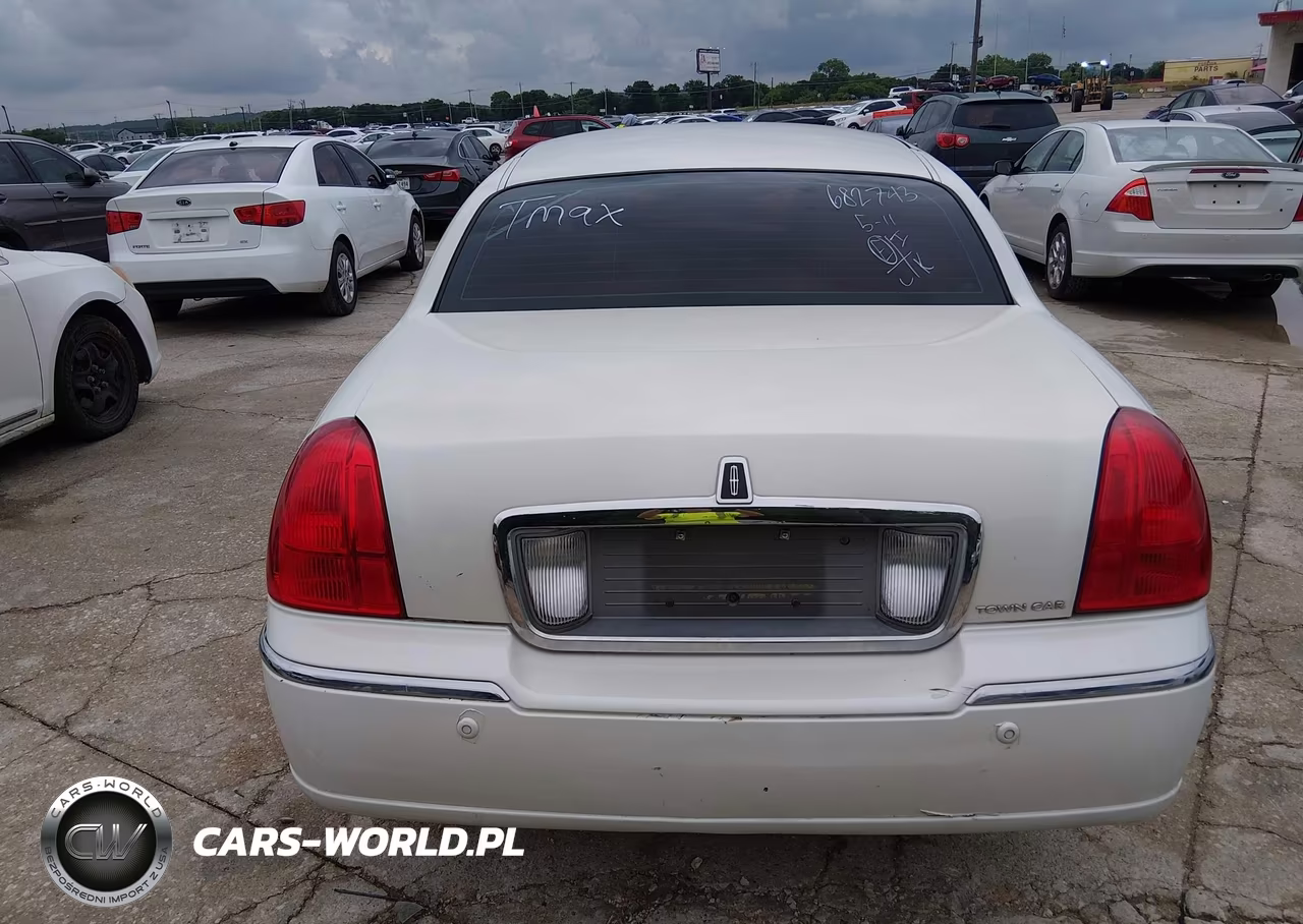 2003 Lincoln Town Car Signature VIN:1LNHM82W03Y682743 - 18