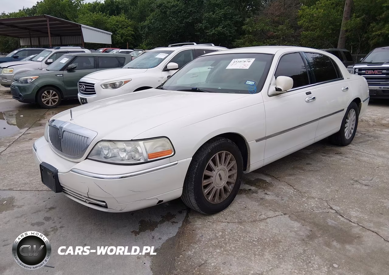 2003 Lincoln Town Car Signature VIN:1LNHM82W03Y682743 - 2