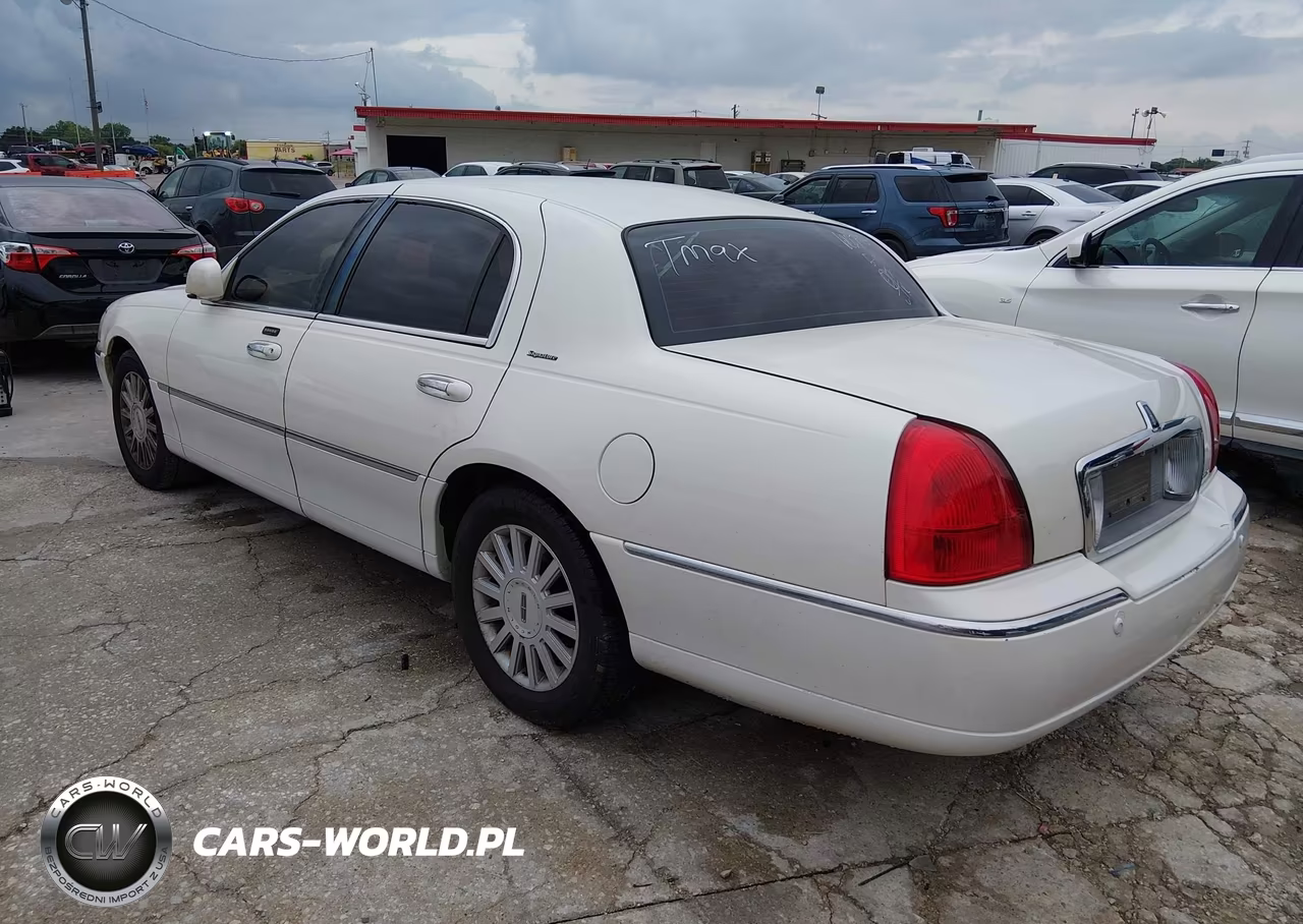 2003 Lincoln Town Car Signature VIN:1LNHM82W03Y682743 - 3